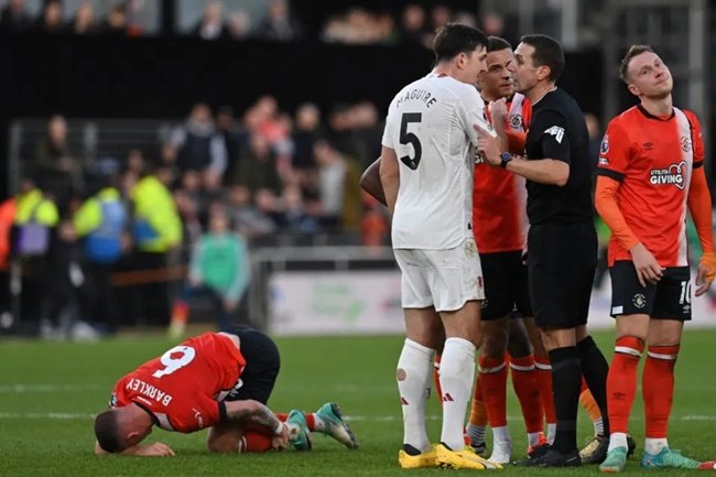 Casemiro thoát chết trong gang tấc, Ten Hag đánh tan sự im lặng.