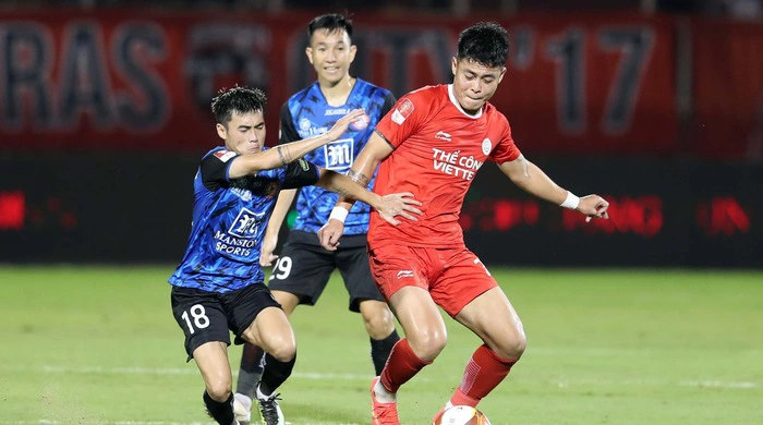 HLV dẫn đầu CLB V-League thừa nhận gặp khó khăn trong việc ngủ và ăn uống