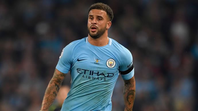 Kyle Walker tỏ ra không hài lòng với hàng thủ Man City.