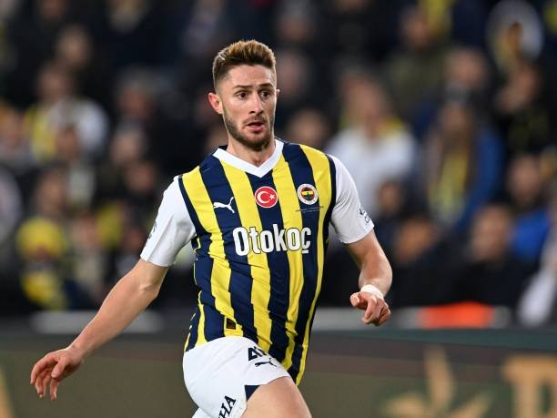 Lyon nhắm đến tiền vệ Fenerbahce nhằm thay thế Matic