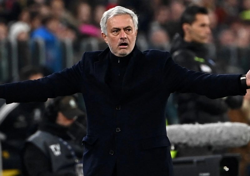 Trụ cột Roma chia sẻ nỗi buồn sau khi Mourinho bị sa thải