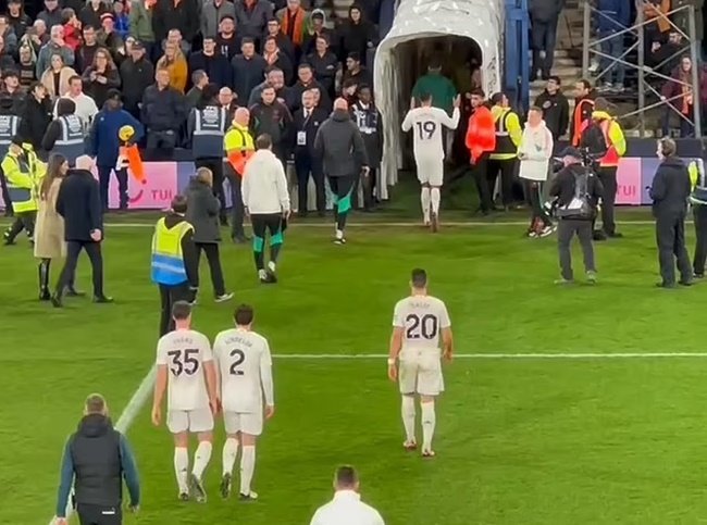 Varane gây chú ý bằng cách châm chọc đội bạn